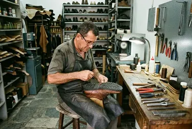 Sapateiro trabalhando na troca do solado de um sapato.
